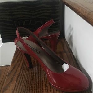 Moda red pumps